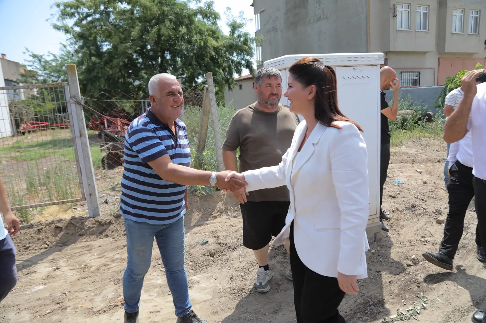BAŞKAN GENCAN SAHADA: HİZMETİ YERİNDE TAKİP ETTİ, TALEPLERİ DİNLEDİ galeri görseli